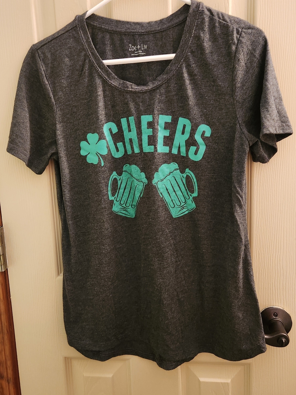 Zoe + Liv Women's Dark Gray 'Cheers' Beers St Pattys Day Tshirt Sz M